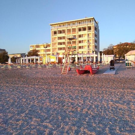 Hotel Atlantic Senigallia Buitenkant foto