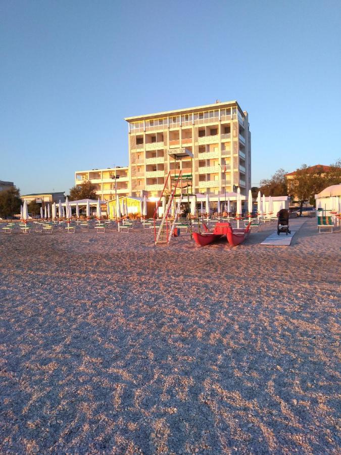 Hotel Atlantic Senigallia Buitenkant foto