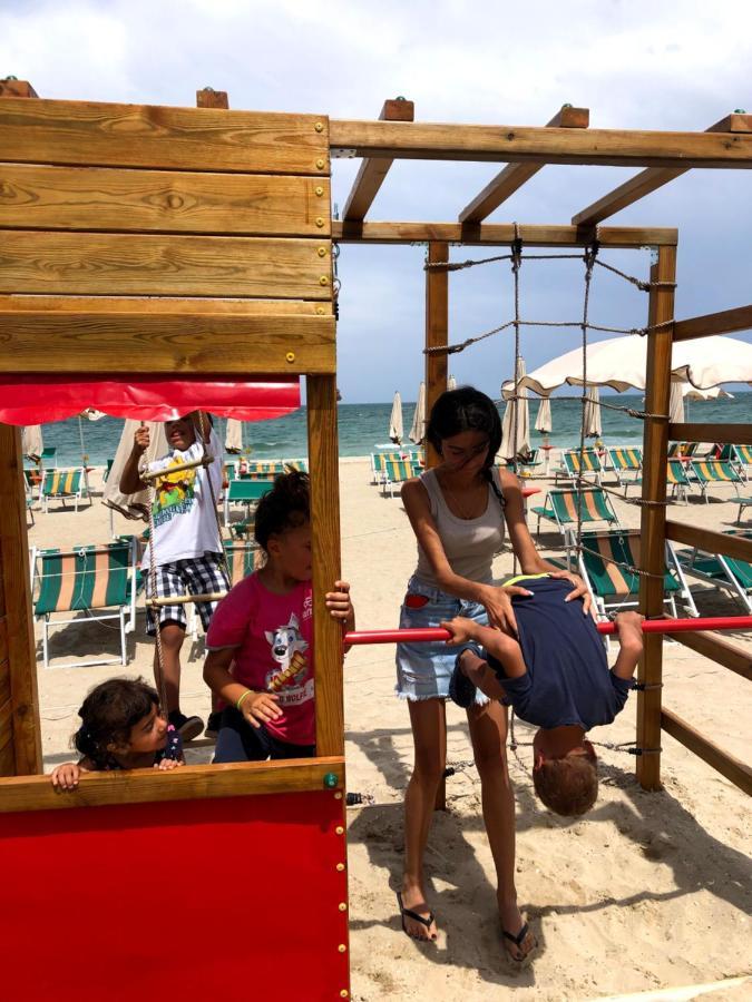 Hotel Atlantic Senigallia Buitenkant foto