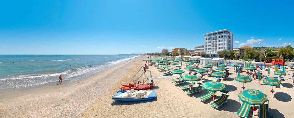 Hotel Atlantic Senigallia Buitenkant foto