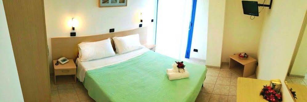 Hotel Atlantic Senigallia Buitenkant foto
